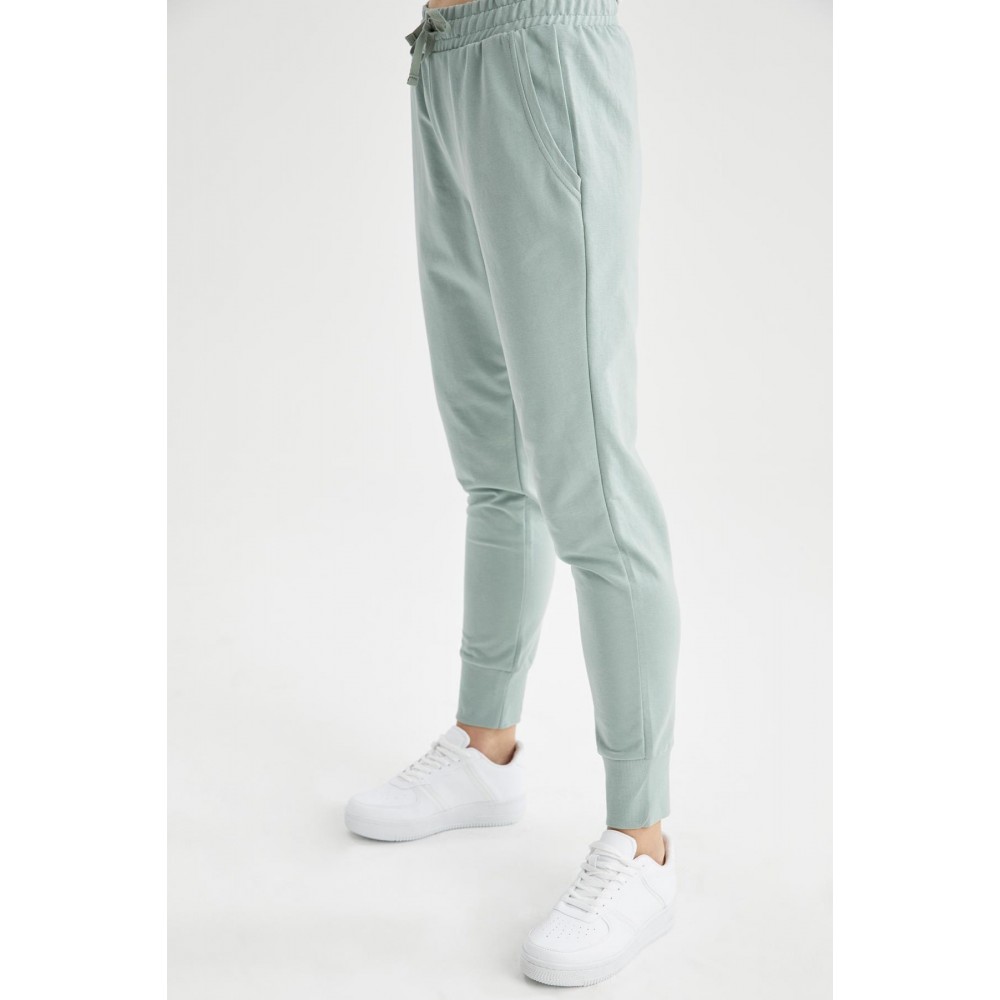 Women Relax Fit Jogger Sweatpants With Pockets and Waist Laced