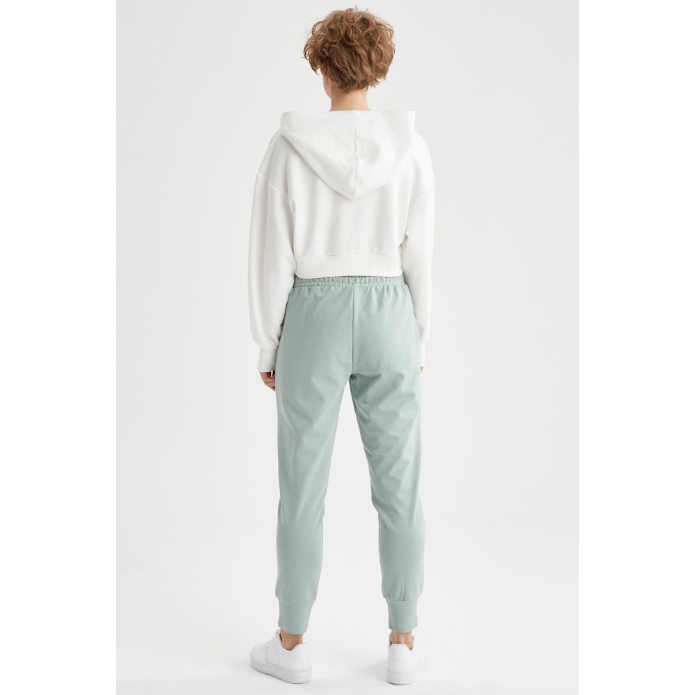 Women Relax Fit Jogger Sweatpants With Pockets and Waist Laced